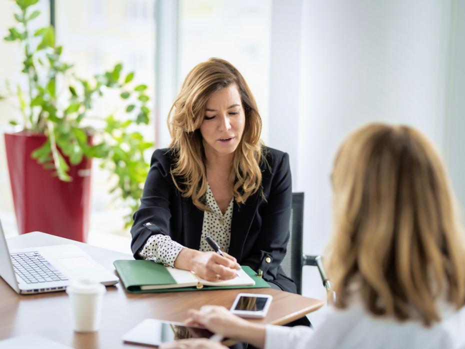 Two employes chatting in an office