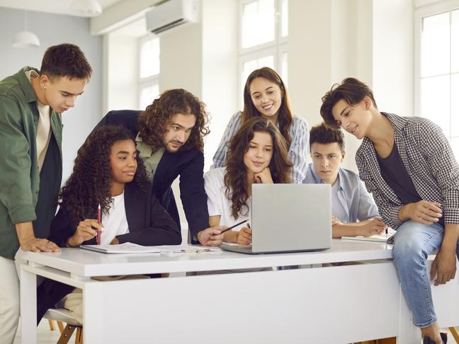A group of students work together