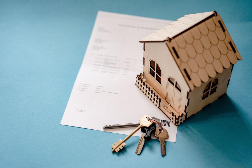 signing-a-rental-contract